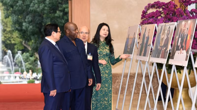 Thủ tướng Chính phủ Phạm Minh Chính giới thiệu với Tổng thống Cộng hòa Burundi Évariste Ndayishimiye triển lãm ảnh về quan hệ hai nước (Ảnh: TRẦN HẢI).