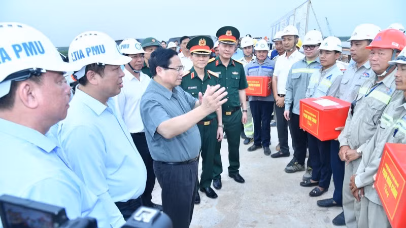 Thủ tướng Phạm Minh Chính nói chuyện thân mật với các kỹ sư, công nhân đang thi công trên công trường.