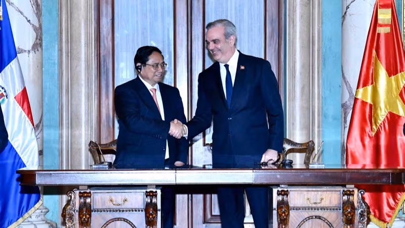 Thủ tướng Phạm Minh Chính và Tổng thống Cộng hòa Dominica Luis Rodolfo Abinader Corona tại họp báo sau hội đàm. (Ảnh: THANH GIANG)
