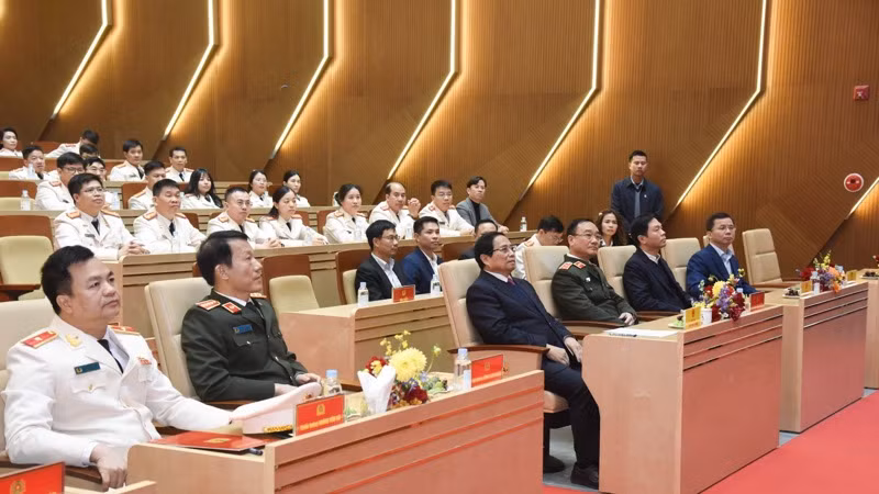 Thủ tướng Phạm Minh Chính và lãnh đạo Bộ Công an, Cục An ninh điều tra. (Ảnh: TRẦN HẢI)