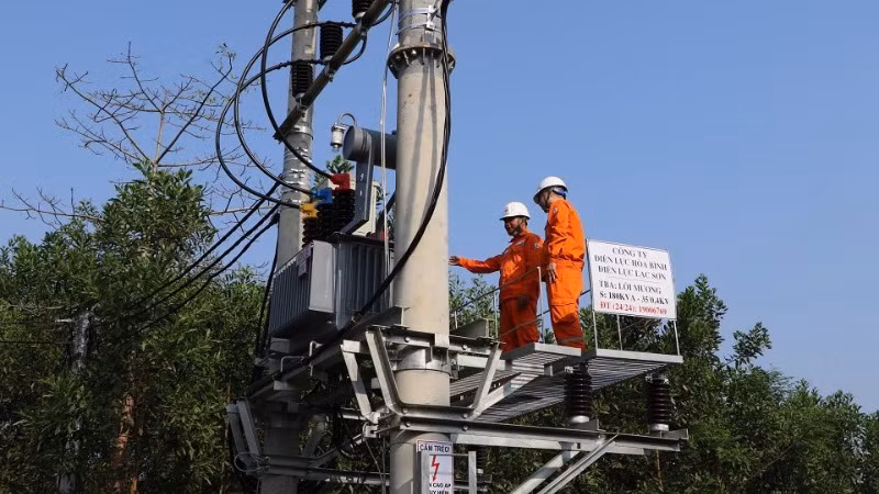 Công nhân Tổng Công ty Điện lực miền Bắc tăng cường kiểm tra hệ thống trạm biến áp, duy trì việc cấp điện an toàn, ổn định cho khách hàng. (Ảnh: EVNNPC)