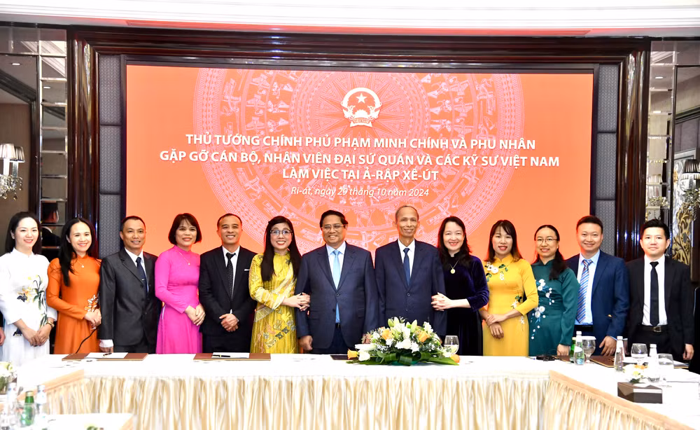 Thủ tướng Phạm Minh Chính và Phu nhân cùng cán bộ, nhân viên Đại sứ quán Việt Nam tại Saudi Arabia (Ảnh; Thanh Giang).