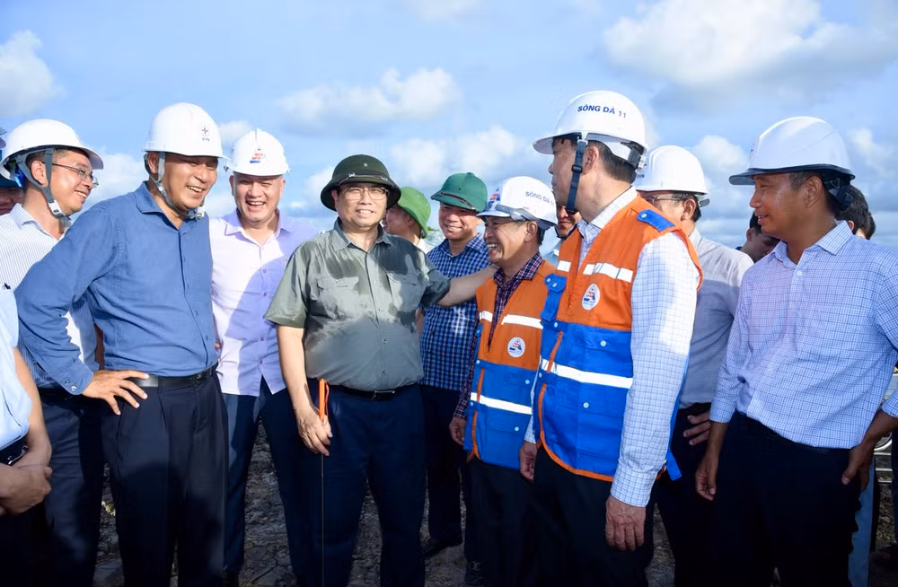 Thủ tướng Phạm Minh Chính thăm hỏi, động viên lãnh đạo EVN, EVNNPT, cán bộ các đơn vị trên công trường. (Ảnh: Trần Hải)