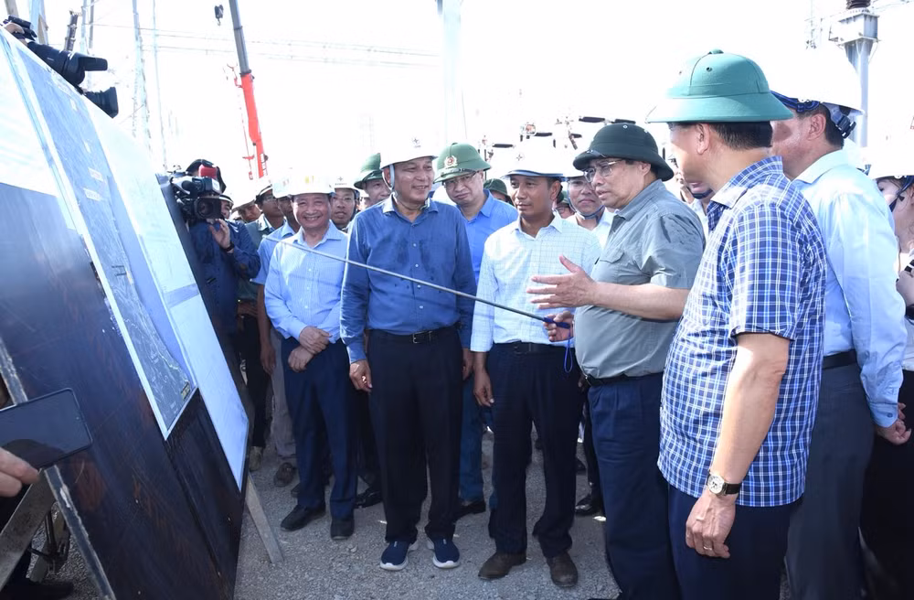 Thủ tướng Phạm Minh Chính chỉ đạo về tiến độ xây dựng Trạm biến áp 500kV Thanh Hoá (Ảnh: Trần Hải).