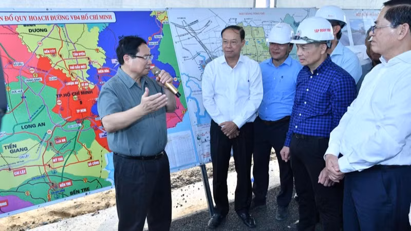Thủ tướng Phạm Minh Chính trao đổi với các cơ quan, đơn vị về tiến độ hoàn thành Dự án cao tốc Biên Hòa-Vũng Tàu.