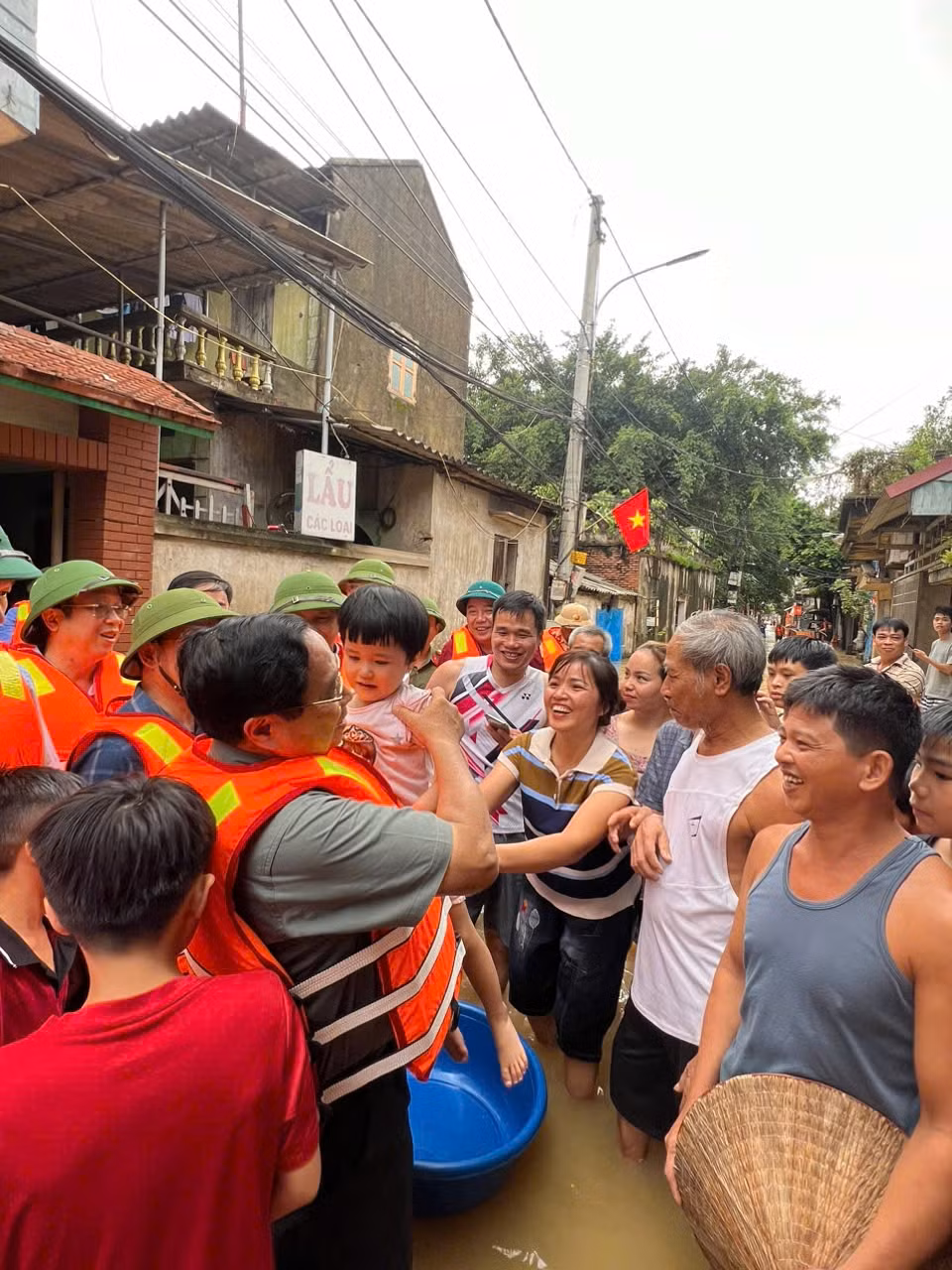 Thủ tướng Phạm Minh Chính với bà con nhân dân xã Vân Hà. Thủ tướng Phạm Minh Chính với bà con nhân dân xã Vân Hà.