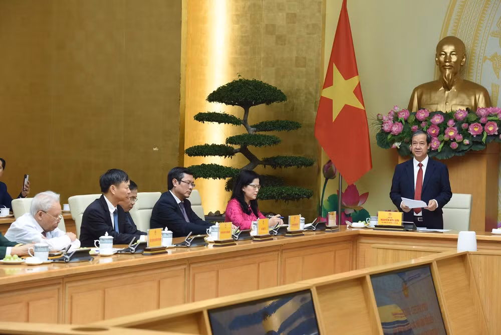 Bộ trưởng Giáo dục và Đào tạo Nguyễn Kim Sơn phát biểu ý kiến tại buổi gặp mặt. (Ảnh: Trần Hải)