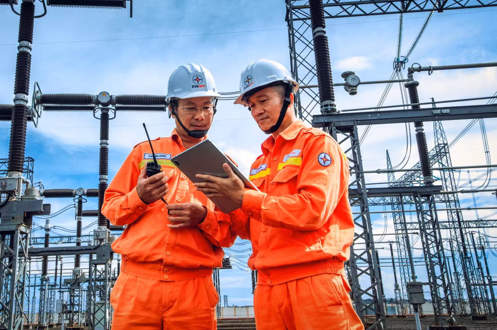 Sử dụng thiết bị thông minh để giám sát vận hành tại Trạm biến áp 500kV Di Linh. Sử dụng thiết bị thông minh để giám sát vận hành tại Trạm biến áp 500kV Di Linh.