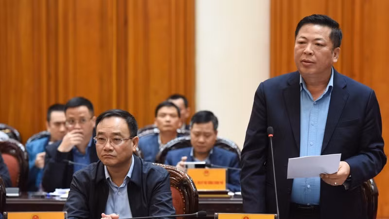 Bộ trưởng Giao thông Vận tải Trần Hồng Minh báo cáo tại cuộc họp. (Ảnh: TRẦN HẢI)