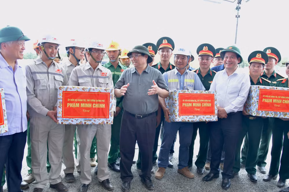 Thủ tướng Phạm Minh Chính tặng quà động viên các kỹ sư, công nhân đang thi công trên công trường. (Ảnh: THANH GIANG)