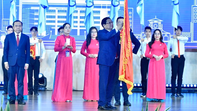 Thay mặt Lãnh đạo Đảng, Nhà nước, Thủ tướng Phạm Minh Chính trao Huân chương Lao động hạng Nhất tặng Đại học Quốc gia Thành phố Hồ Chí Minh. (Ảnh: THANH GIANG)