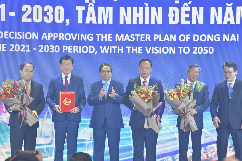 Thủ tướng Phạm Minh Chính chúc mừng lãnh đạo tỉnh Đồng Nai nhận Quyết định của Thủ tướng Chính phủ phê duyệt Quy hoạch tỉnh (Ảnh: Thanh Giang). Thủ tướng Phạm Minh Chính chúc mừng lãnh đạo tỉnh Đồng Nai nhận Quyết định của Thủ tướng Chính phủ phê duyệt Quy hoạch tỉnh (Ảnh: Thanh Giang).