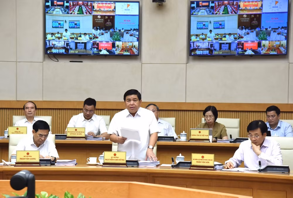 Bộ trưởng Kế hoạch và Đầu tư Nguyễn Chí Dũng trình bày báo cáo về kinh tế - xã hội