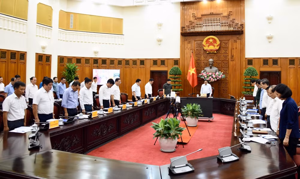 Thủ tướng Phạm Minh Chính và các đại biểu tham dự cuộc họp dành một phút mặc niệm tưởng nhớ Tổng Bí thư Nguyễn Phú Trọng (Ảnh: Trần Hải)
