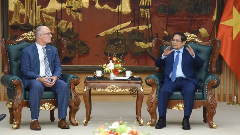 Thủ tướng Phạm Minh Chính tiếp Đoàn Nghị sĩ lưỡng đảng Hạ viện Hoa Kỳ do Hạ Nghị sĩ John Moolenaar, bang Michigan, thành viên Ủy ban Chuẩn chi Hạ viện Hoa Kỳ, làm Trưởng đoàn. (Ảnh: TRẦN HẢI)