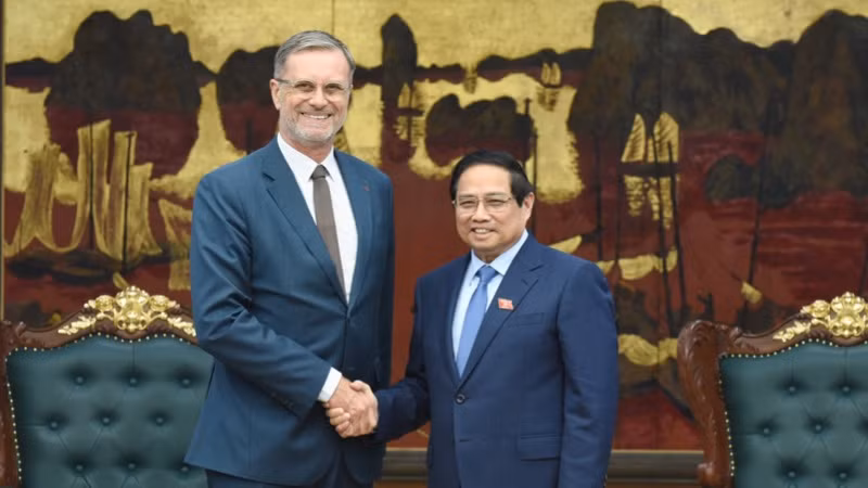 Thủ tướng Chính phủ Phạm Minh Chính và Đại sứ Cộng hòa Pháp tại Việt Nam Olivier Brochet. (Ảnh: TRẦN HẢI)