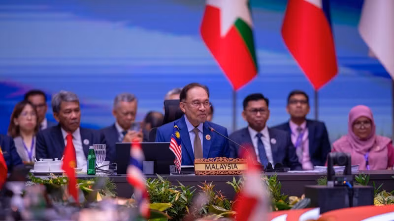 Thủ tướng Malaysia Anwar Ibrahim phát biểu khai mạc Phiên toàn thể. (Ảnh: Ban Tổ chức ASEAN 46)
