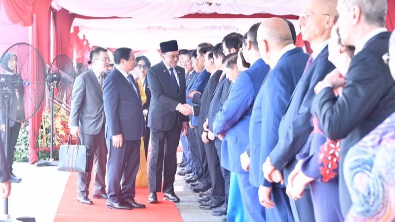 Thủ tướng Phạm Minh Chính giới thiệu với Thủ tướng Malaysia lãnh đạo các bộ, ngành Việt Nam. (Ảnh: THANH GIANG)