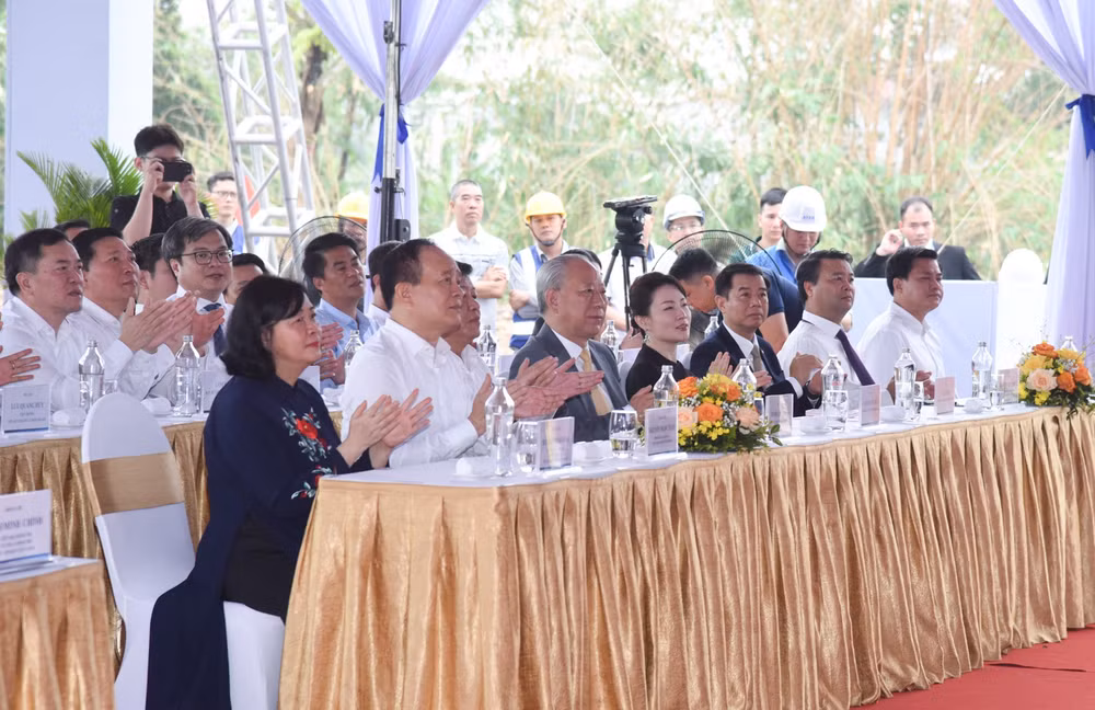 Các đồng chí lãnh đạo, đại biểu tham dự lễ khởi công. (Ảnh: TRẦN HẢI) Các đồng chí lãnh đạo, đại biểu tham dự lễ khởi công. (Ảnh: TRẦN HẢI)