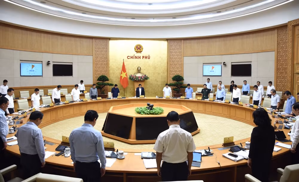Thủ tướng Phạm Minh Chính và các đại biểu thành kính dành một phút mặc niệm tưởng nhớ Chủ tịch Hồ Chí Minh, các Anh hùng liệt sĩ, Tổng Bí thư Nguyễn Phú Trọng. (Ảnh: TRẦN HẢI)