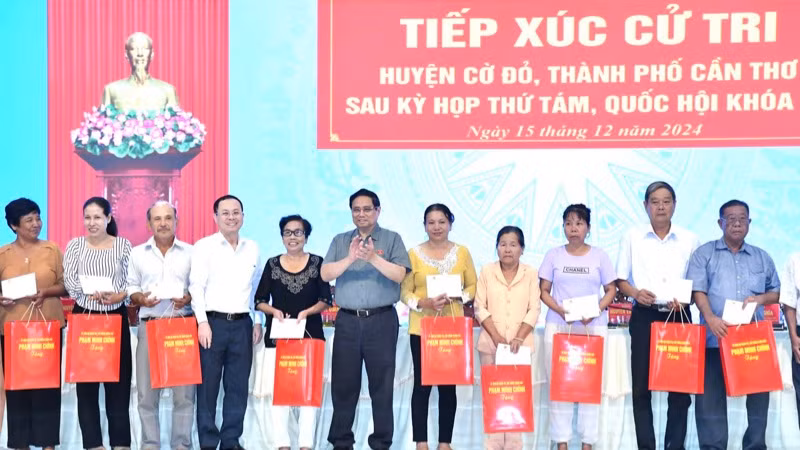 Thủ tướng Phạm Minh Chính tặng quà cho các gia đình chính sách, gia đình thương binh, liệt sĩ gia đình công giáo tiêu biểu trên địa bàn huyện Cờ Đỏ (Ảnh: THANH GIANG). Thủ tướng Phạm Minh Chính tặng quà cho các gia đình chính sách, gia đình thương binh, liệt sĩ gia đình công giáo tiêu biểu trên địa bàn huyện Cờ Đỏ (Ảnh: THANH GIANG).