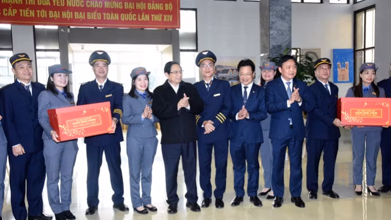 Thủ tướng Phạm Minh Chính tặng quà động viên đội ngũ cán bộ, nhân viên ngành đường sắt Việt Nam phục vụ các chuyến tàu dịp Tết tại ga Hà Nội. (Ảnh: TRẦN HẢI) Thủ tướng Phạm Minh Chính tặng quà động viên đội ngũ cán bộ, nhân viên ngành đường sắt Việt Nam phục vụ các chuyến tàu dịp Tết tại ga Hà Nội. (Ảnh: TRẦN HẢI)