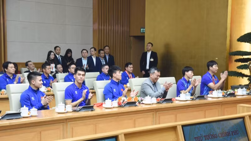 Lãnh đạo Liên đoàn Bóng đá Việt Nam, các vận động viên Đội tuyển bóng đá nam Quốc gia Việt Nam tại buổi gặp mặt. (Ảnh: TRẦN HẢI)