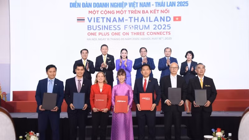 Thủ tướng Phạm Minh Chính và Thủ tướng Thái Lan Paetongtarn Shinawatra chứng kiến các doanh nghiệp Việt Nam và Thái Lan trao đổi văn bản thỏa thuận hợp tác tại diễn đàn. (Ảnh: TRẦN HẢI)