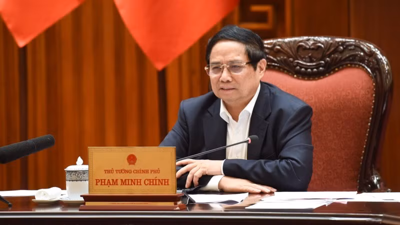 Thủ tướng Phạm Minh Chính chủ trì cuộc họp của Thường trực Chính phủ với các bộ, ngành về ứng phó với chính sách thuế quan mới của Hoa Kỳ. (Ảnh: TRẦN HẢI). 