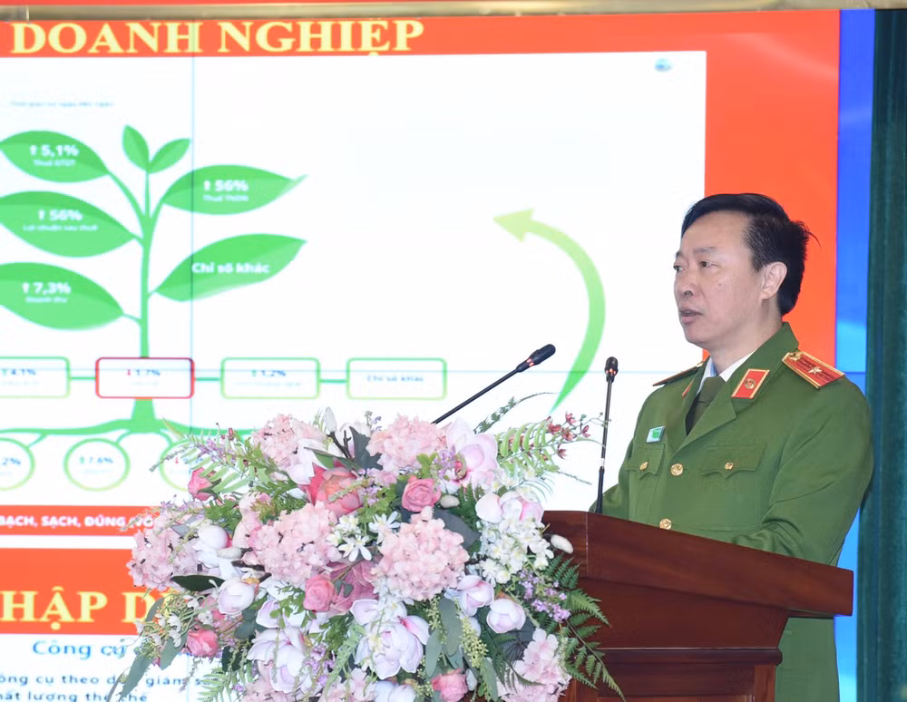 Lãnh đạo Cục Cảnh sát quản lý hành chính về trật tự xã hội báo cáo Thủ tướng Chính phủ. (Ảnh: TRẦN HẢI)