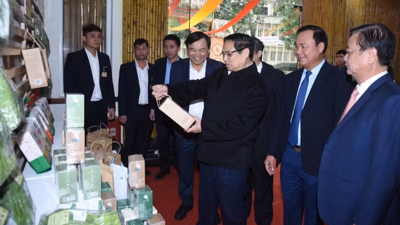 Thủ tướng Phạm Minh Chính thăm gian hàng trưng bày các sản phẩm OCOP tiêu biểu. (Ảnh: TRẦN HẢI) Thủ tướng Phạm Minh Chính thăm gian hàng trưng bày các sản phẩm OCOP tiêu biểu. (Ảnh: TRẦN HẢI)