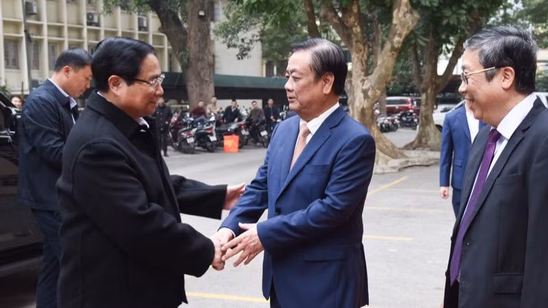 Thủ tướng Phạm Minh Chính với lãnh đạo Bộ Nông nghiệp và Phát triển nông thôn. (Ảnh: TRẦN HẢI) Thủ tướng Phạm Minh Chính với lãnh đạo Bộ Nông nghiệp và Phát triển nông thôn. (Ảnh: TRẦN HẢI)