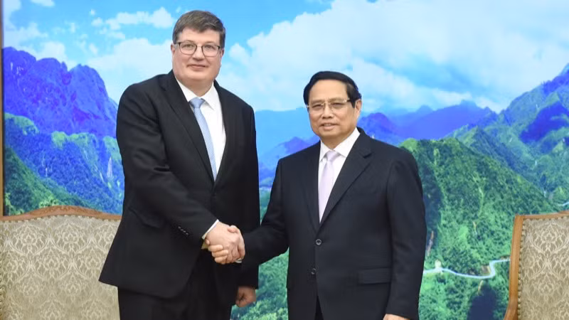 Thủ tướng Phạm Minh Chính và ông Arto Olavi Satonen, Bộ trưởng phụ trách việc làm thuộc Bộ Kinh tế và Việc làm Phần Lan. (Ảnh: TRẦN HẢI)