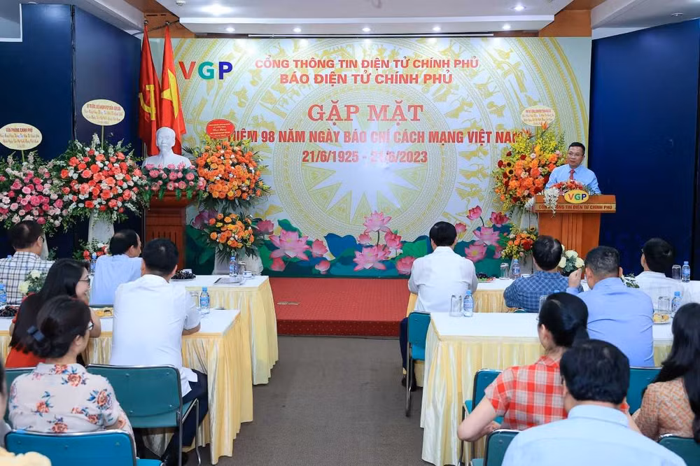 Tổng Giám đốc Cổng Thông tin điện tử Chính phủ Nguyễn Hồng Sâm báo cáo Phó Thủ tướng Trần Hồng Hà. (Ảnh: VGP) Tổng Giám đốc Cổng Thông tin điện tử Chính phủ Nguyễn Hồng Sâm báo cáo Phó Thủ tướng Trần Hồng Hà. (Ảnh: VGP)