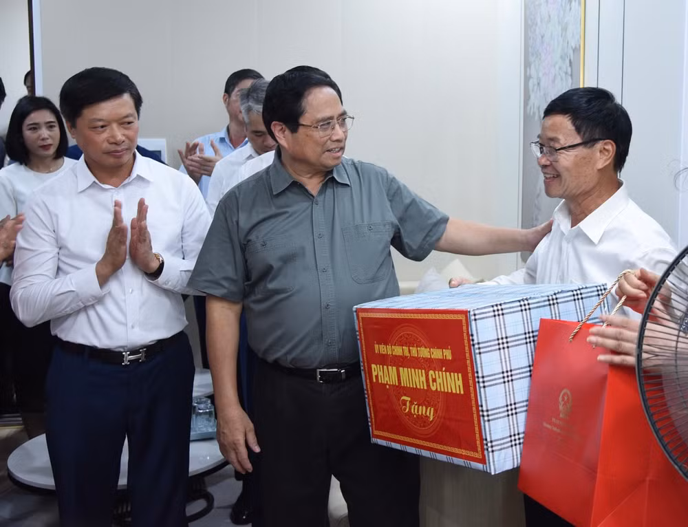 Thủ tướng Phạm Minh Chính tặng quà một gia đình trong khu nhà ở xã hội.