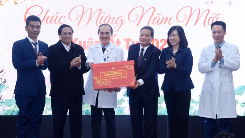 Thủ tướng Phạm Minh Chính tặng quà chúc Tết đội ngũ cán bộ, y sĩ, bác sĩ và nhân viên y tế Bệnh viện Phổi Trung ương đang ứng trực ngày Tết. (Ảnh: TRẦN HẢI)