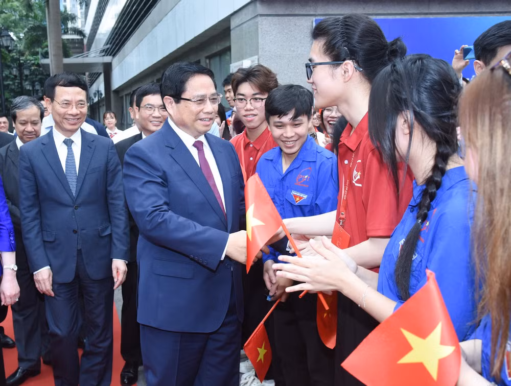 Thủ tướng Phạm Minh Chính với các sinh viên Học viện Công nghệ Bưu chính Viễn thông.