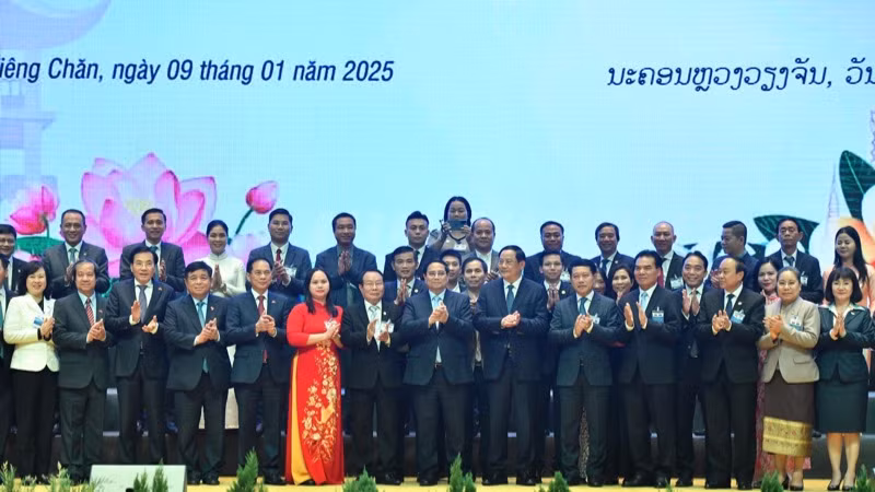 Thủ tướng Phạm Minh Chính và Thủ tướng Sonexay Siphandone chúc mừng các doanh nghiệp hai nước trao thỏa thuận hợp tác. (Ảnh: THANH GIANG) Thủ tướng Phạm Minh Chính và Thủ tướng Sonexay Siphandone chúc mừng các doanh nghiệp hai nước trao thỏa thuận hợp tác. (Ảnh: THANH GIANG)