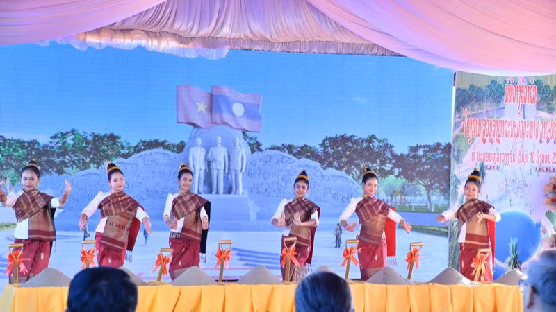 Một tiết mục múa truyền thống của Lào được biểu diễn tại buổi lễ. (Ảnh: THANH GIANG) Một tiết mục múa truyền thống của Lào được biểu diễn tại buổi lễ. (Ảnh: THANH GIANG)