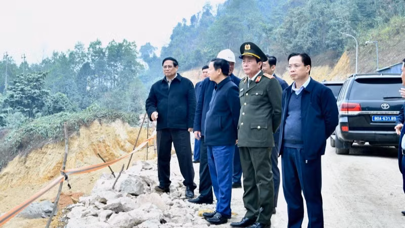 Thủ tướng Phạm Minh Chính thị sát công trường tại khu vực gần hầm Đông Khê. (Ảnh: THANH GIANG)