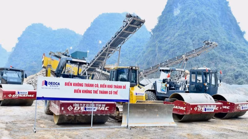 Các loại máy móc thi công của Tập đoàn Đèo Cả đang được huy động lên công trường xây dựng tuyến cao tốc Đồng Đăng-Trà Lĩnh. (Ảnh: THANH GIANG)