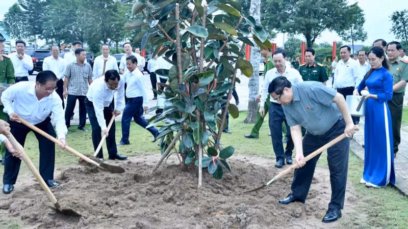 Thủ tướng Phạm Minh Chính và các đồng chí lãnh đạo trồng cây lưu niệm trong Khu di tích Địa điểm thành lập Chi bộ An Nam Cộng sản đảng Cờ Đỏ (Ảnh: THANH GIANG). Thủ tướng Phạm Minh Chính và các đồng chí lãnh đạo trồng cây lưu niệm trong Khu di tích Địa điểm thành lập Chi bộ An Nam Cộng sản đảng Cờ Đỏ (Ảnh: THANH GIANG).