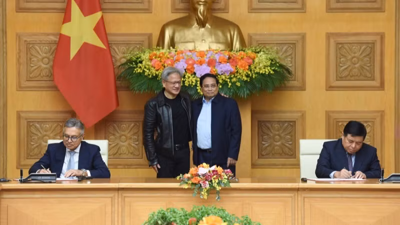 Thủ tướng Phạm Minh Chính và ông Jensen Huang chứng kiến Bộ trưởng Kế hoạch và Đầu tư Nguyễn Chí Dũng và Phó Chủ tịch Tập đoàn NVIDIA Jay Puri ký Thỏa thuận hợp tác (Ảnh: TRẦN HẢI).