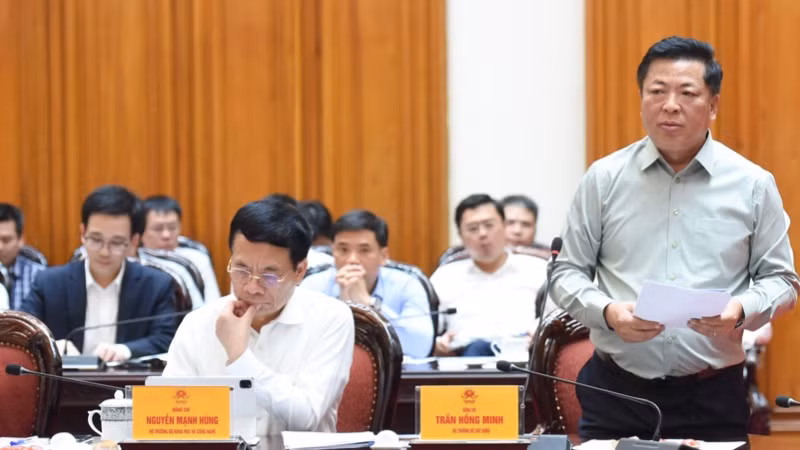 Bộ trưởng Xây dựng Trần Hồng Minh phát biểu ý kiến tại cuộc họp. (Ảnh: TRẦN HẢI)