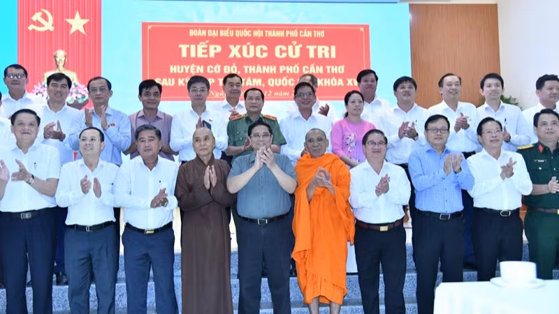 Thủ tướng Phạm Minh Chính với các cử tri huyện Cờ Đỏ, thành phố Cần Thơ (Ảnh: THANH GIANG). Thủ tướng Phạm Minh Chính với các cử tri huyện Cờ Đỏ, thành phố Cần Thơ (Ảnh: THANH GIANG).