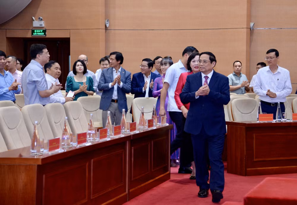 Thủ tướng Phạm Minh Chính tới dự Hội nghị sơ kết hoạt động ngân hàng 6 tháng đầu năm và triển khai nhiệm vụ 6 tháng cuối năm 2023. (Ảnh: THANH GIANG) Thủ tướng Phạm Minh Chính tới dự Hội nghị sơ kết hoạt động ngân hàng 6 tháng đầu năm và triển khai nhiệm vụ 6 tháng cuối năm 2023. (Ảnh: THANH GIANG)