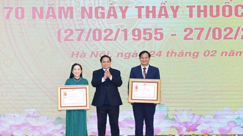 Thủ tướng Phạm Minh Chính trao Huân chương Lao động hạng Ba tặng PGS, TS, Giám đốc Bệnh viện Bạch Mai và 1 cá nhân của Bệnh viện. (Ảnh: TRẦN HẢI) Thủ tướng Phạm Minh Chính trao Huân chương Lao động hạng Ba tặng PGS, TS, Giám đốc Bệnh viện Bạch Mai và 1 cá nhân của Bệnh viện. (Ảnh: TRẦN HẢI)