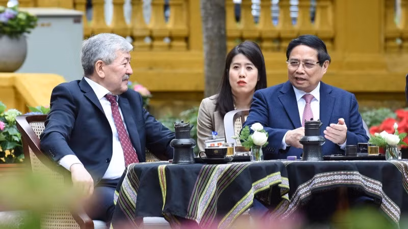 Trước tượng đồng "Bác Hồ ngồi làm việc trong vườn hoa Phủ Chủ tịch", Thủ tướng Phạm Minh Chính mời Thủ tướng Adylbek Kasymaliev thưởng thức cà phê Việt Nam, đồng thời giới thiệu về văn hóa cà phê, truyền thống lịch sử, văn hóa hào hùng, phong phú của Việt Nam.