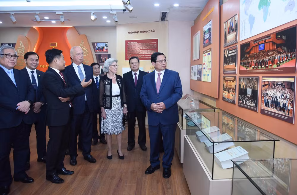 Thủ tướng Phạm Minh Chính và Giáo sư Klaus Schwab tham quan Phòng truyền thống của Đại học Quốc gia Hà Nội. (Ảnh: Trần Hải) Thủ tướng Phạm Minh Chính và Giáo sư Klaus Schwab tham quan Phòng truyền thống của Đại học Quốc gia Hà Nội. (Ảnh: Trần Hải)