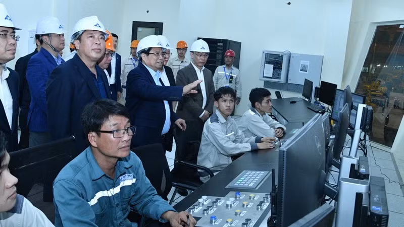 Thủ tướng Phạm Minh Chính thăm phòng điều khiển trung tâm của nhà máy sản xuất thép cán tại Khu liên hợp gang thép Hòa Phát Dung Quất. (Ảnh: THANH GIANG)